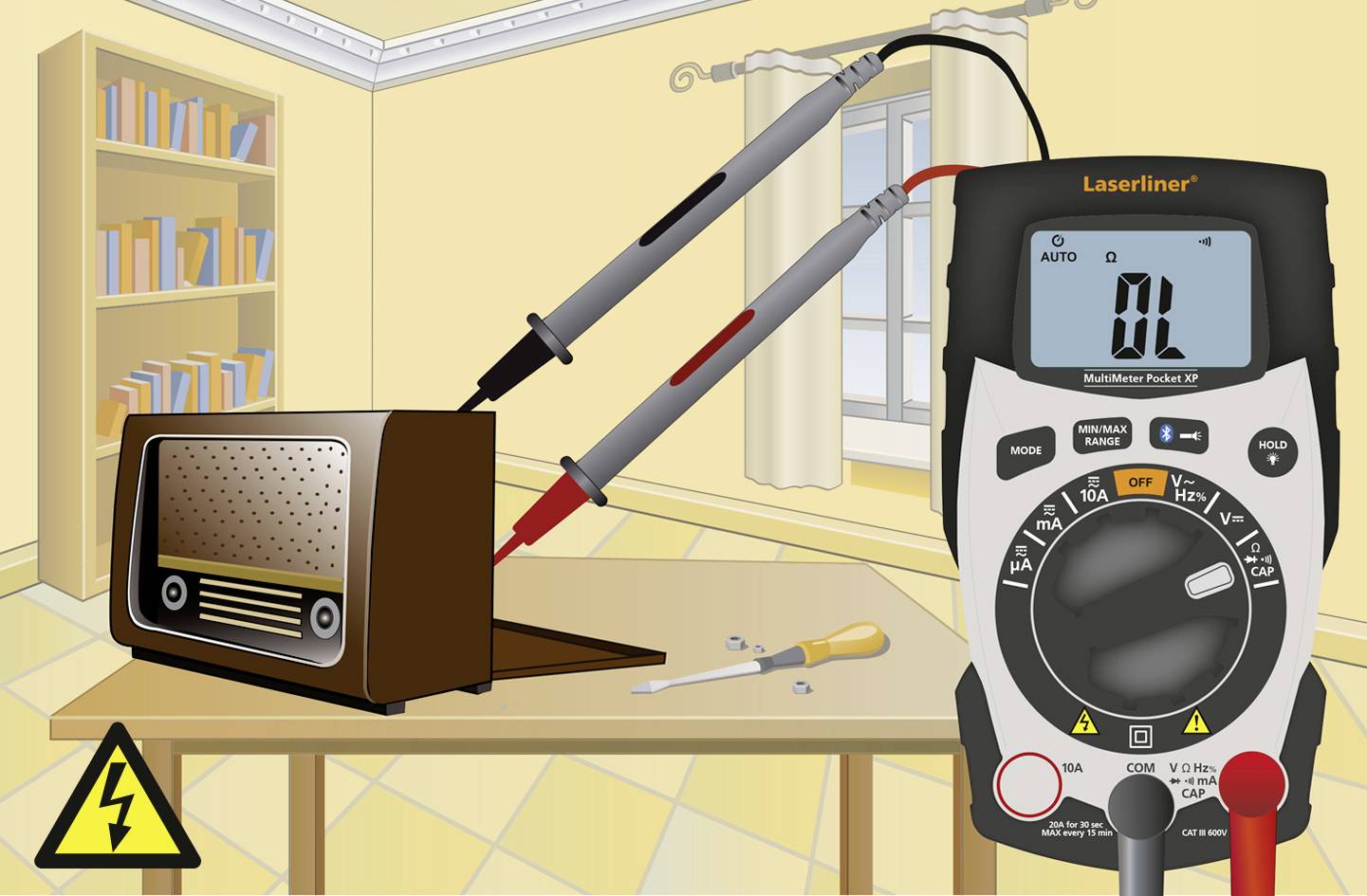 Een multimeter meet de spanning van een oude radio op een tafel in een kamer. Schroevendraaier en elektriciteitswaarschuwingssymbool zichtbaar.