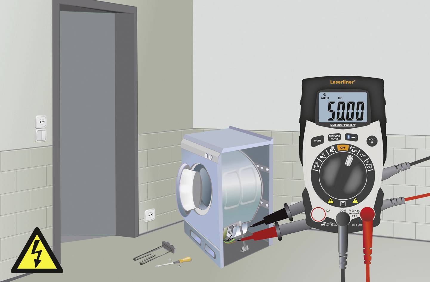 Multimeter meet spanning op wasmachine in een ruimte. Accessoires en een waarschuwingsbord voor elektrisch gevaar zijn zichtbaar.