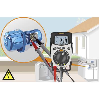 Multimeter meet spanningswaarde van 230V aan een elektrische pomp in een huis. Veiligheidssymbool voor elektrisch gevaar.