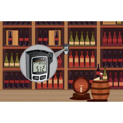 Een digitale alcoholtester toont "0,512" op het display, geplaatst voor een schap met wijnflessen en een vat op de voorgrond.