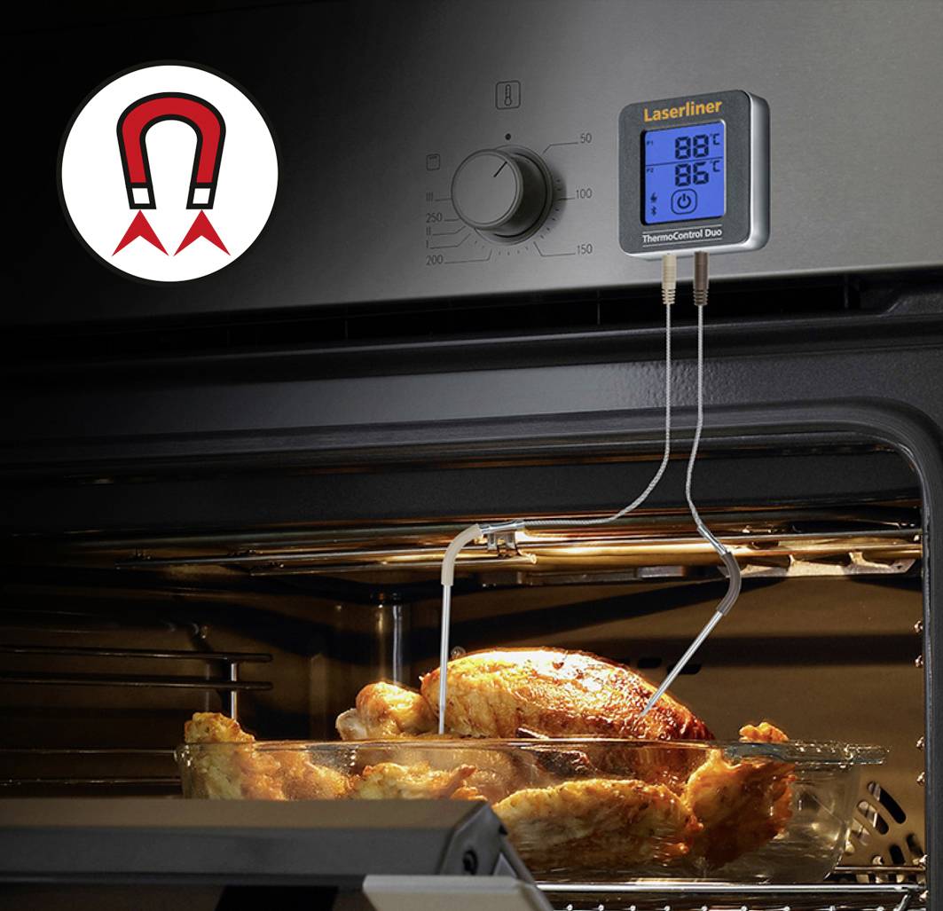 Een oventhermometer geeft 88 graden Celsius aan voor een kip die in de oven wordt bereid. Magneetpictogram toont de bevestigingsmethode.
