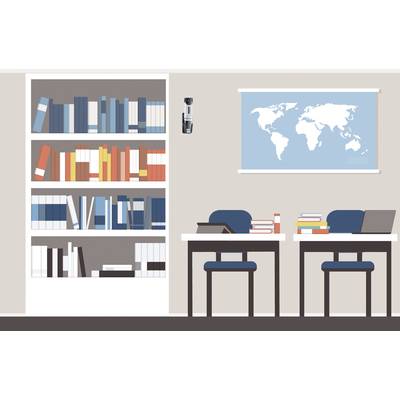 Een kantoor met twee bureaus, laptops, boeken en stoelen. Rechts hangt een wereldkaart aan de muur; links staat een boekenrek.