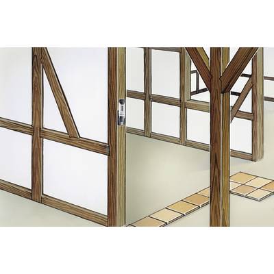 Vakwerk met houten balken in een binnenruimte, toont structurele details en ruimteverdeling. Loopzone met tegels op de vloer, sobere wandafwerking.