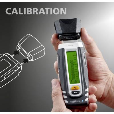 Een hand houdt een calibratieapparaat vast met een groen display en de tekst 'CALIBRATION' op de achtergrond.