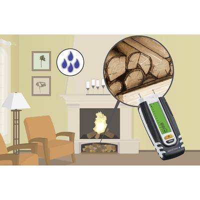 Een meetapparaat toont het vochtgehalte van brandhout in een woonkamer met een open haard. Vochtdruppels en tekenen van droogheid zijn weergegeven.