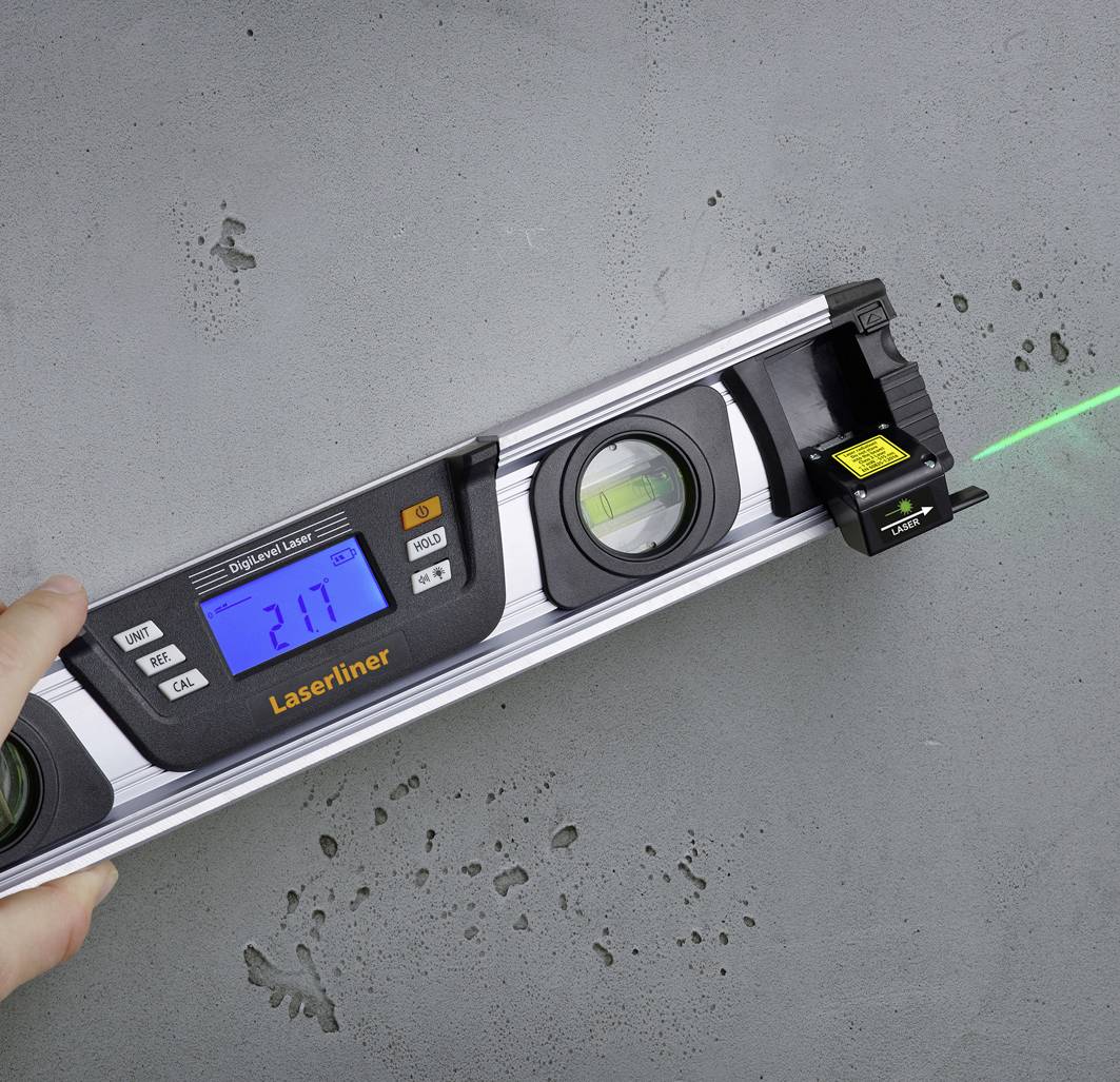 Digitale waterpas met laser op grijze betonnen oppervlak, toont een hoekmetingmeting van 21,7 graden. Heldere, groene laserstraal zichtbaar.