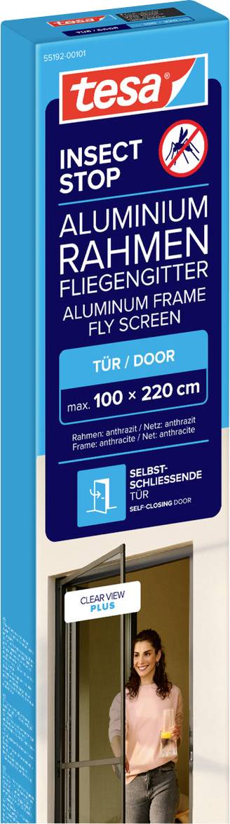 Vrouw plaatst een muggengaas in een deuropening, product van tesa met aluminium frame. Slogan 'Comfort'. Bescherming tegen insecten.