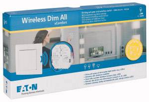 Verpakking voor 'Wireless Dim All' van xComfort, toont een draadloos dimmersysteem voor LED-lampen. Bevat een afbeelding van een woonkamer.