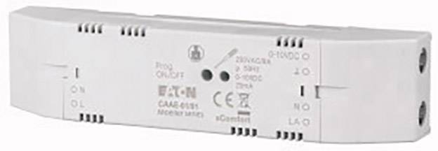 Elektronisch apparaat in rechthoekige vorm met meerdere aansluitingen en markeringen. Een opschrift toont technische details en symbolen.