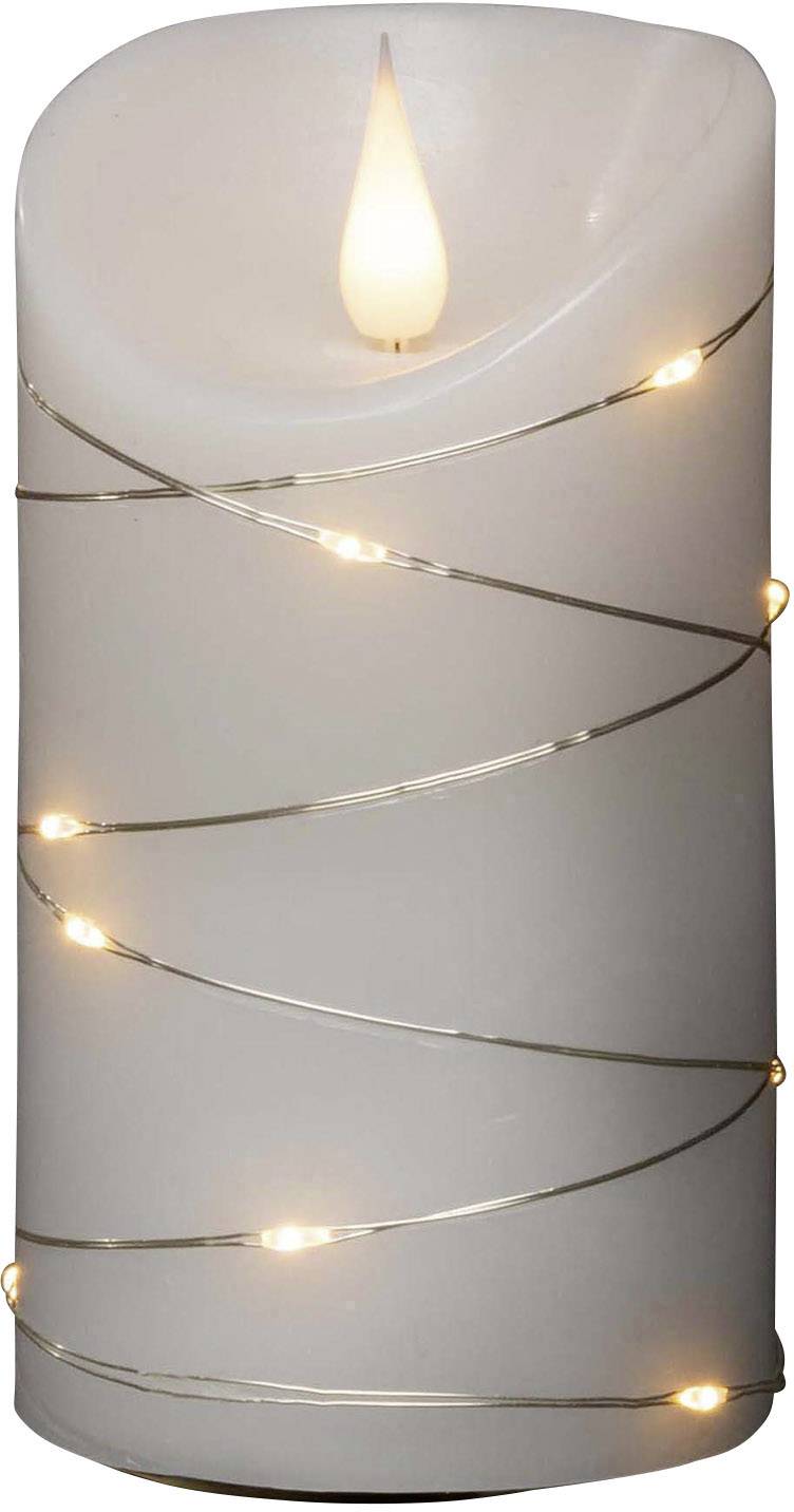 Witte LED-kaars met gesimuleerd vlameffect, omwikkeld met een lichtsnoer, straalt warmte uit.