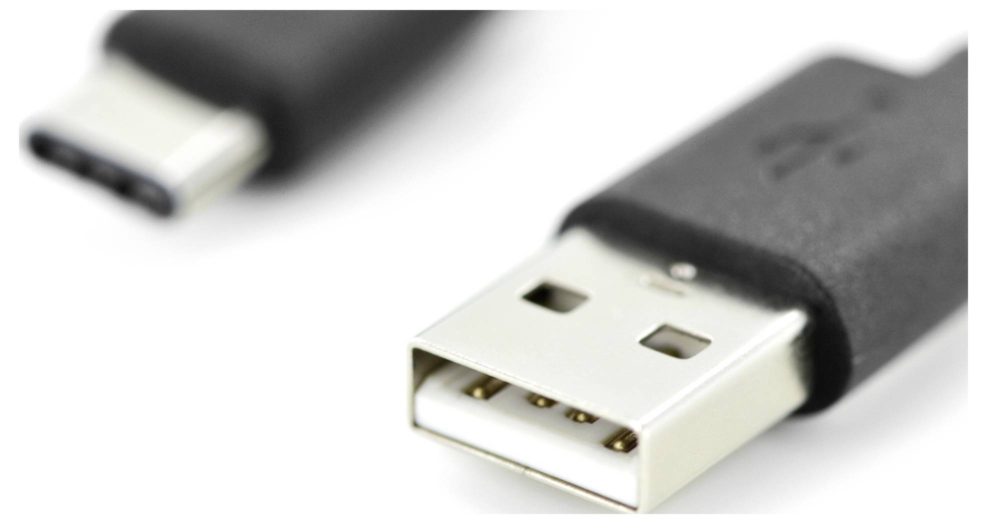 Close-up van twee USB-kabels: links USB-C en rechts USB-A. Ze zijn zwart-zilver en geschikt voor gegevensoverdracht of opladen.