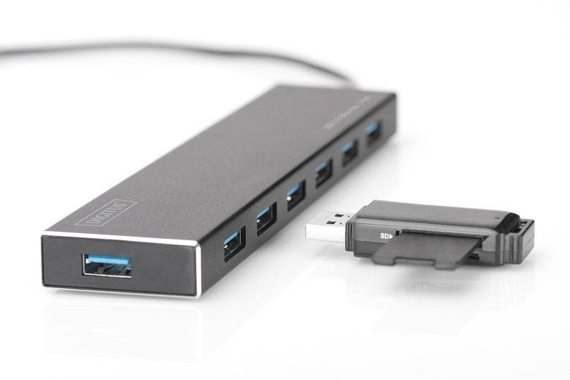 Een USB-hub met meerdere aansluitingen verbonden met een USB-stick, op een witte achtergrond.