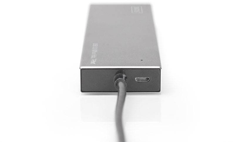 Een rechthoekige, zilveren externe harde schijfbehuizing met aangesloten USB-kabel.