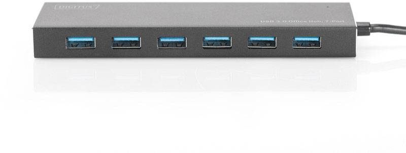 Zwarte USB-3.0-hub met zeven blauwe USB-poorten, liggend op een witte ondergrond.