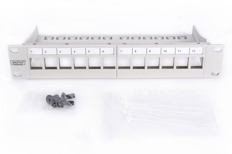 Leeg patchpanel met 12 poorten, genummerd van 1 tot 12. Dozen met schroeven en kabelbinders liggen ernaast.