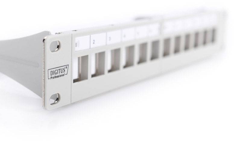 Een leeg patchpanel met meerdere genummerde poorten, geschikt voor netwerbekabeling en IT-infrastructuur.