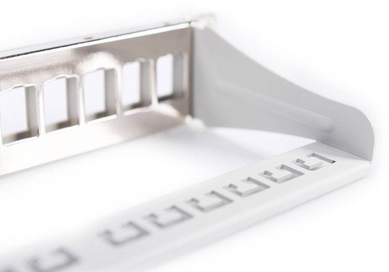 Een zilveren metalen onderdeel met rechthoekige uitsparingen, mogelijk een component van een computerbehuizing of een technisch apparaat.