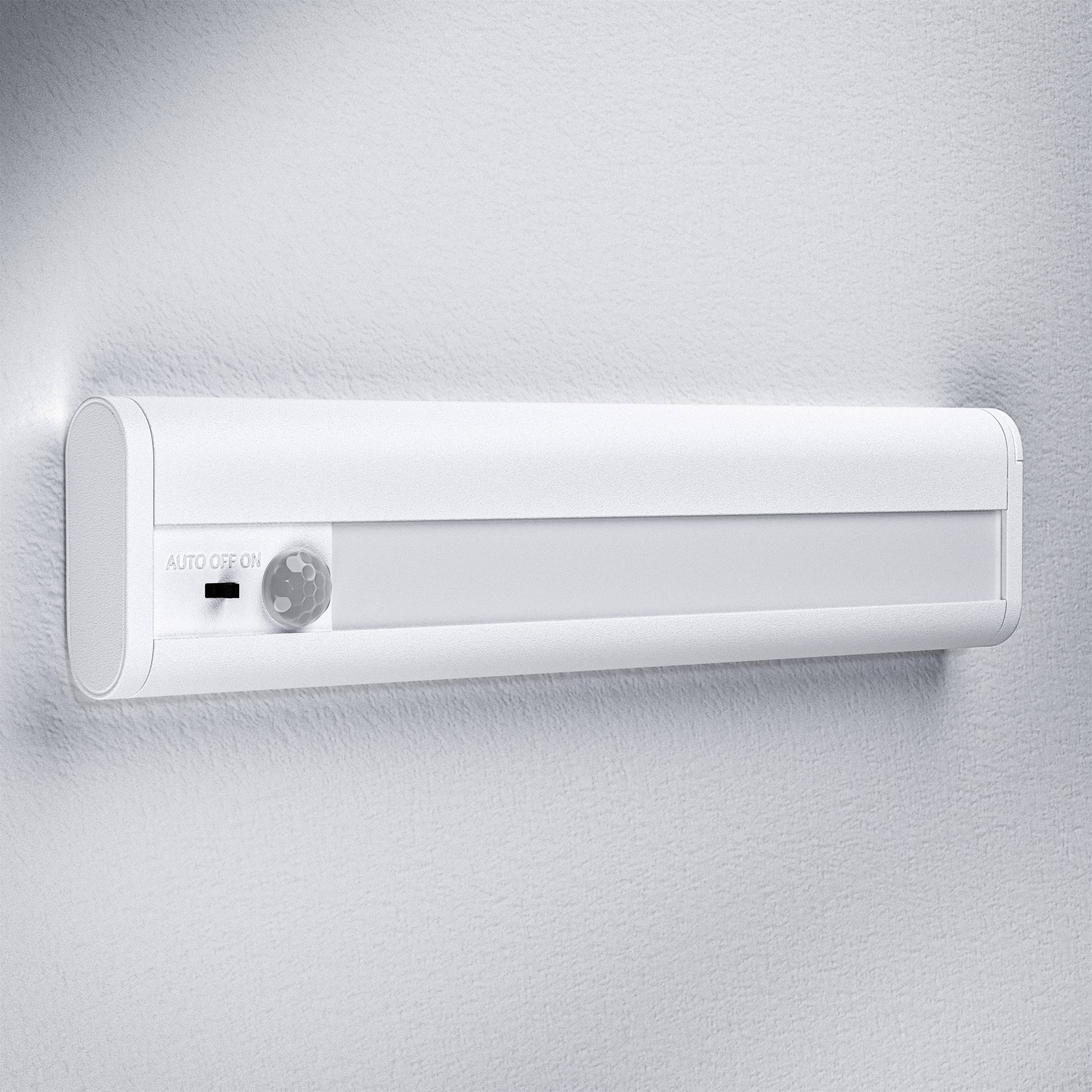 Wandlamp met schakelaar voor automatiek, uit en aan. Wit behuizing, sensor onderaan. Ideaal voor verlichting in de gang.