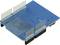 Blauw elektronisch schild met uitstekende goudkleurige pinheaders en talrijke soldeerverbindingen. Geschikt voor elektronisch prototyping.