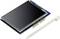 Touchscreen-displaymodule met blauwe printplaat en witte pinheaders. Een witte stylus ligt ernaast.