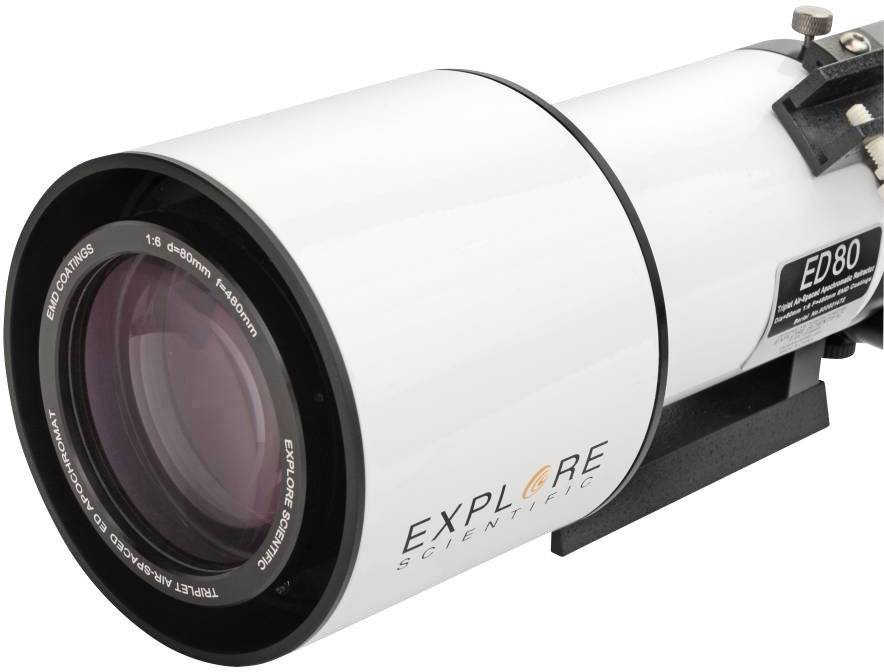 Een wit telescooplens van Explore Scientific, model ED80, ligt op zijn kant.