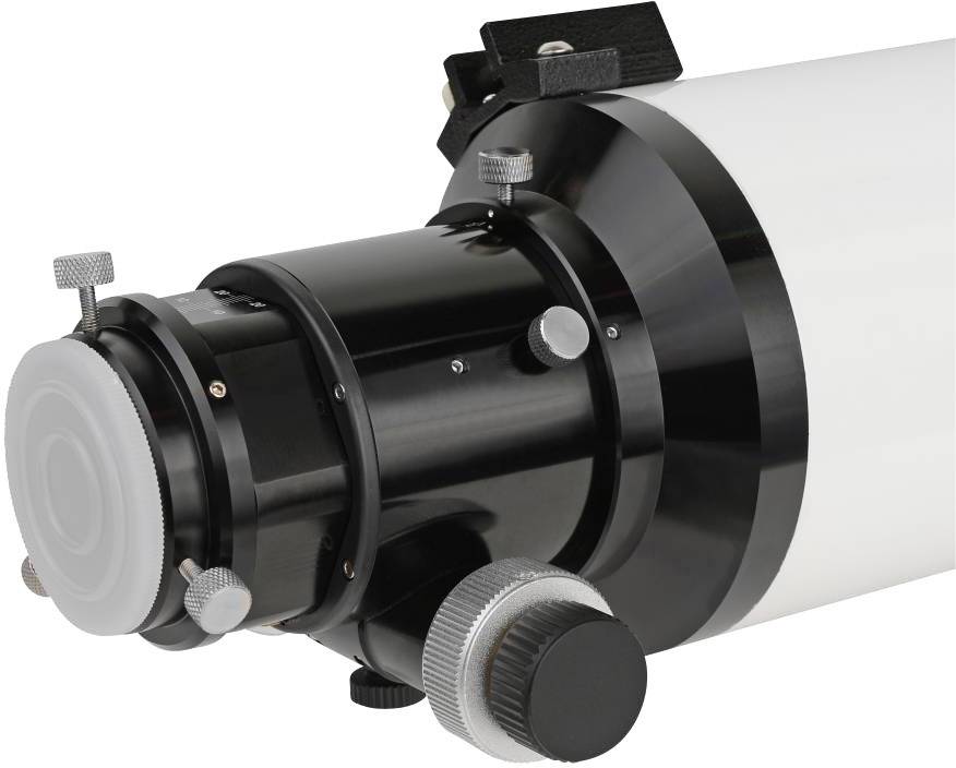 Close-up van een zwart-wit telescoop, gericht op het focusmechanisme met meerdere instelknoppen.