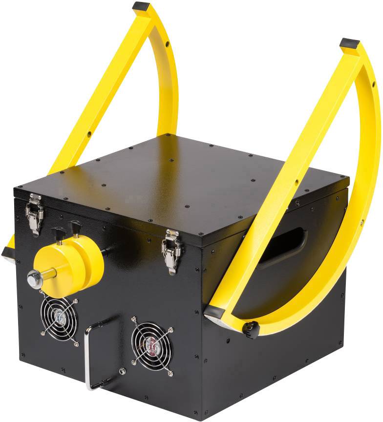 Een zwarte rechthoekige doos met gele handgrepen. Ventilatoren en een geel wiel aan de voorkant voor luchtcirculatie.