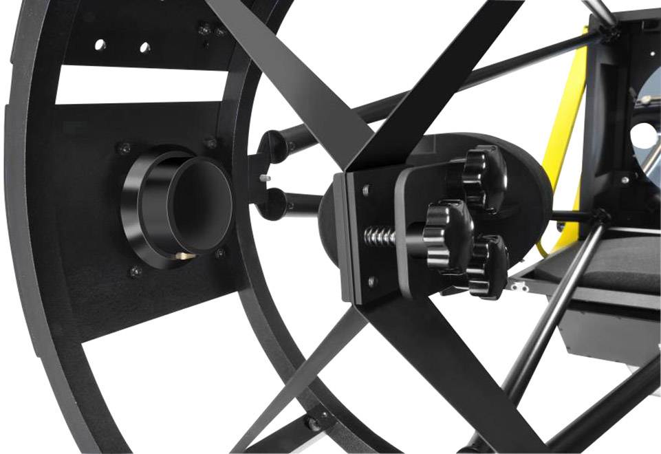 Close-upfoto van een telescoop die mechanische onderdelen toont, inclusief schroeven en tandwielen.