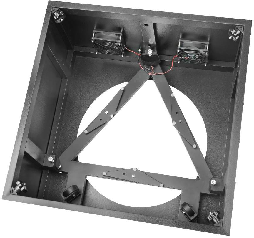 Metaalconstructie met geïntegreerde ventilator en bevestigingen. Hij wordt waarschijnlijk gebruikt voor ventilatie of koeling in een technisch apparaat.