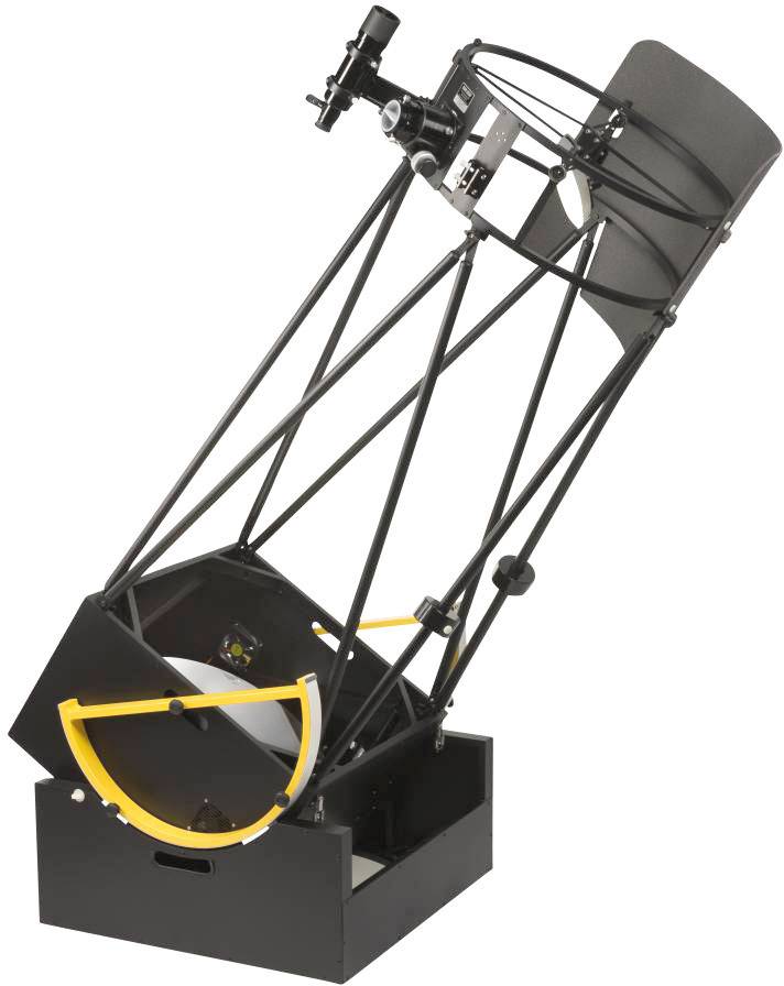 Telescoop met grote reflector en open roosterstructuur, gemonteerd op een doosvormige basis, geschikt voor sterrenwaarneming.