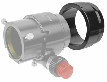 Een onderdeel van een optisch apparaat met een rode draaiknop, vermoedelijk voor de scherpstelling van een telescoop of camera.