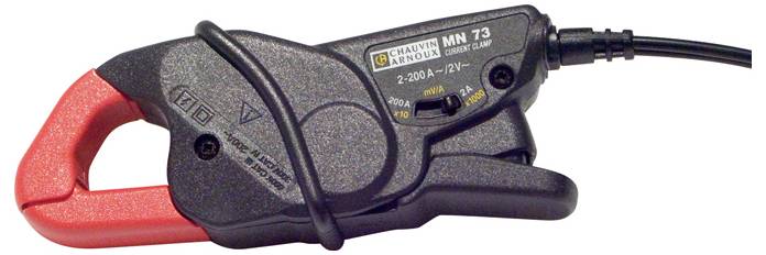 Een tangstroomtester met rode sensor, model 'MN 73', meet stroom tot 200 A. Kabel aangesloten, geschikt voor elektrische metingen.