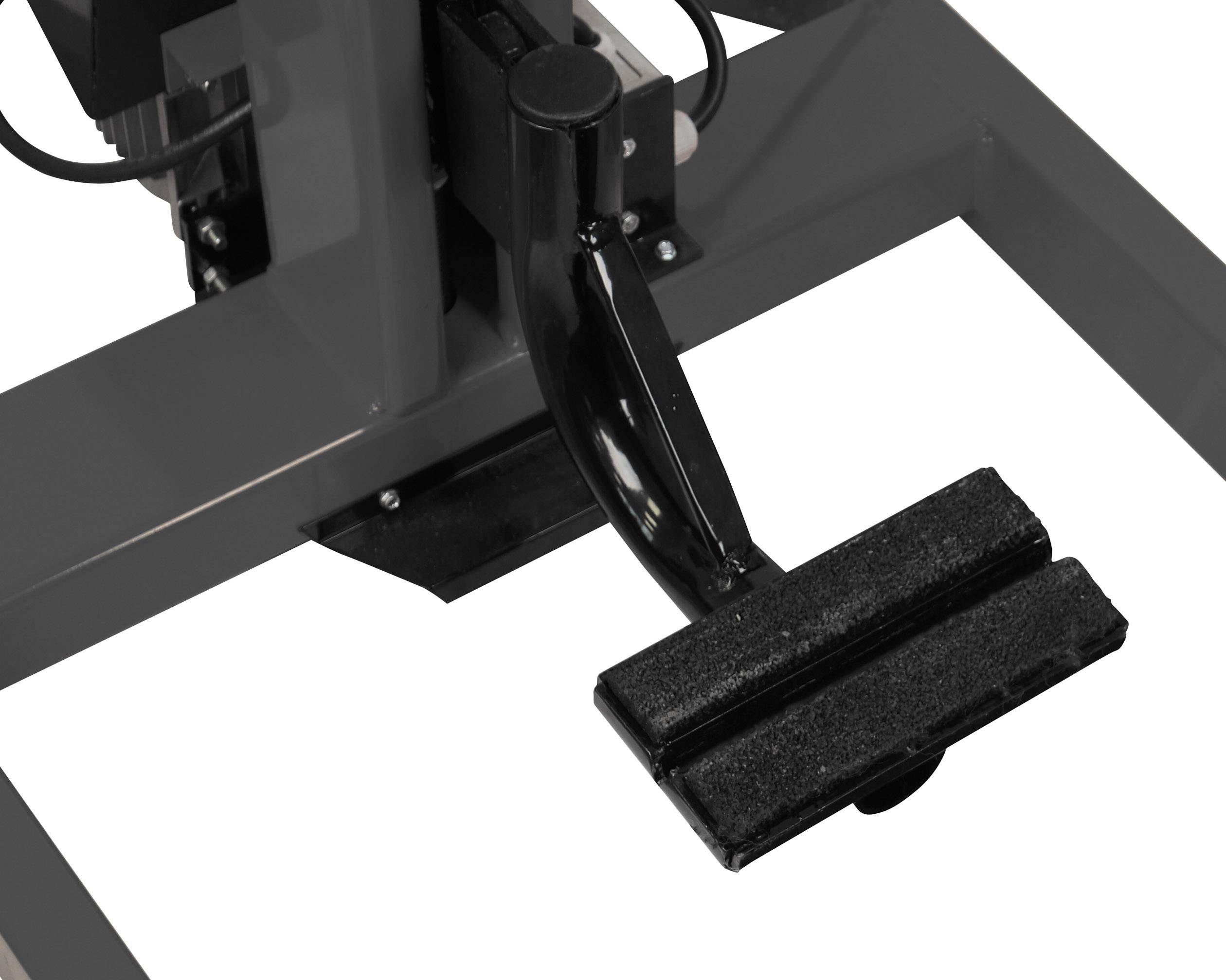Onderdeel van een fitnesstoestel, zwarte hefboom met kussen, gemonteerd op een metalen frame. Wordt gebruikt ter ondersteuning bij trainingsoefeningen.