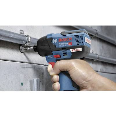 Een hand die een professionele elektrische schroevendraaier van Bosch gebruikt om schroeven vast te draaien op een metalen buis die aan een betonnen muur is bevestigd.