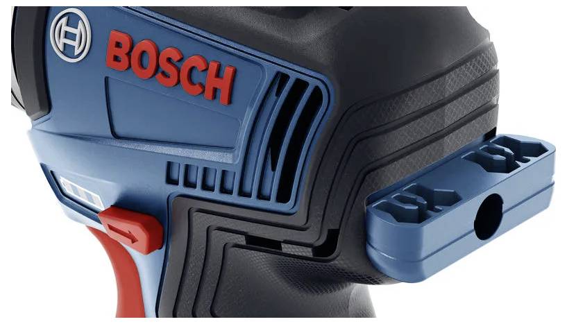 Close-upweergave van een Bosch gereedschapshandgreep met merklogo, waarbij de gestructureerde grip en functionele rode trekker worden getoond.