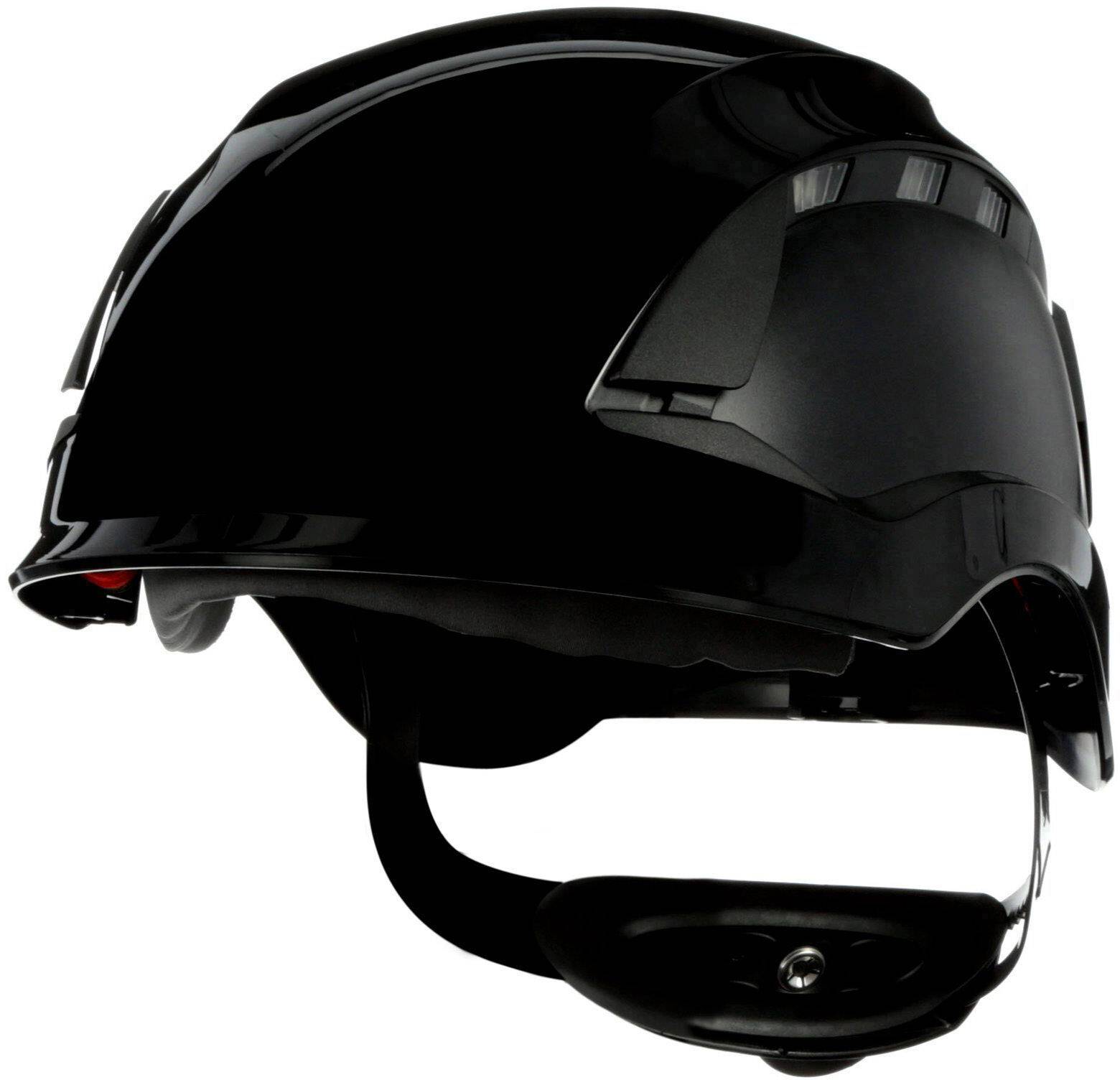 Zwarte golfscooter-helm van opzij gezien. Ziet er stevig en stijlvol uit, ideale bescherming voor rondjes op de golfbaan.