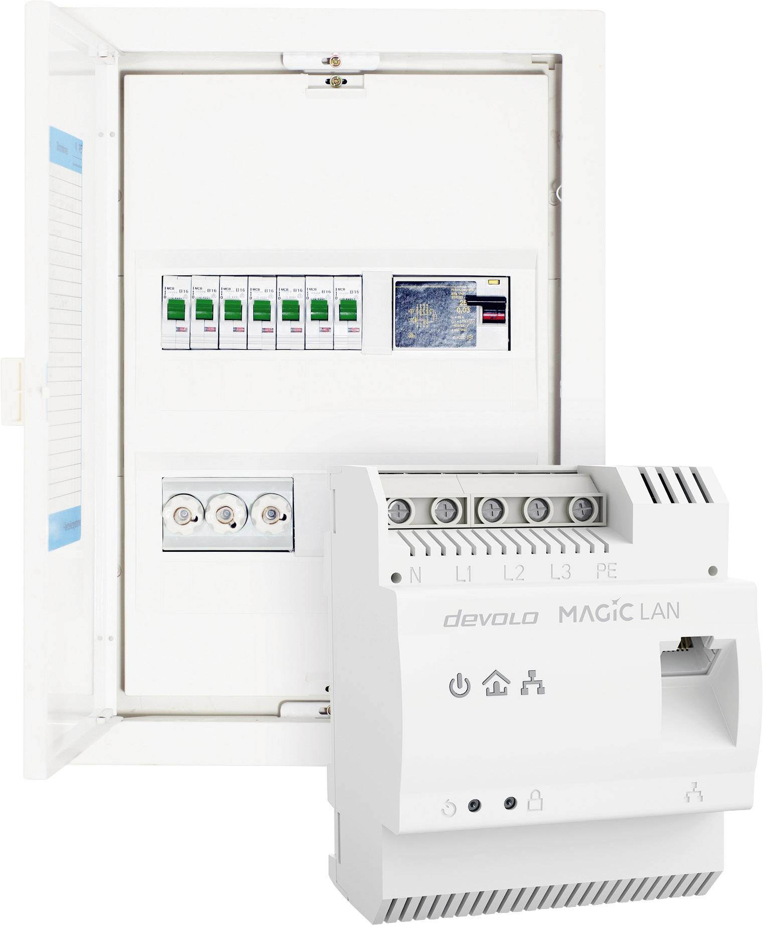 Een elektrische zekeringkast met schakelaars naast een devolo MAGIC LAN-adapter, die staat voor de thuisnetwerkaansluiting.