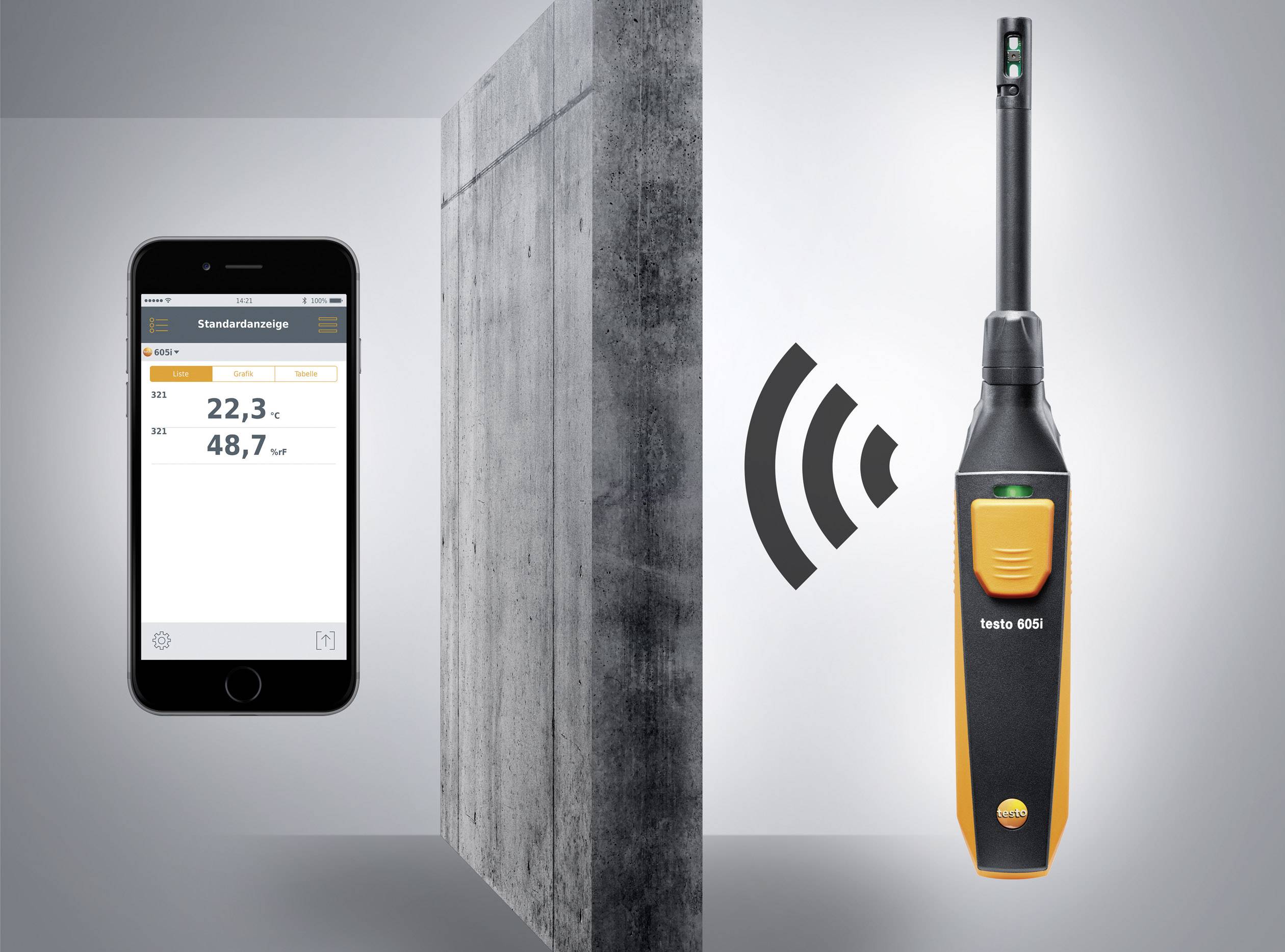Een apparaat meet temperatuur en luchtvochtigheid. De waarden worden draadloos weergegeven op een smartphone: 22,3°C en 48,7% relatief.