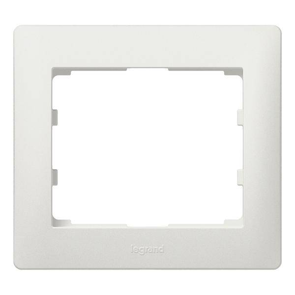 Een witte, vierkante afdekplaat voor een lichtschakelaar of stopcontact. De merknaam 'legrand' is zichtbaar op de plaat.