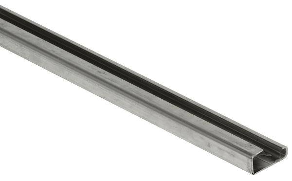 Metalen rail, rechthoekig en langwerpig. Geschikt als constructie- of bevestigingselement in verschillende toepassingen.