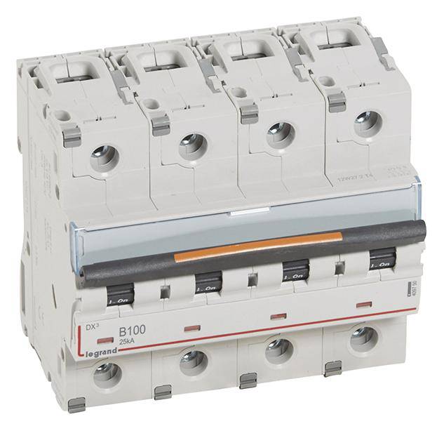 'Legrand B100 250A' vermogenautomaat met vier eenheden, geschikt voor elektrische veiligheid en stroomverdeling in industriële installaties.