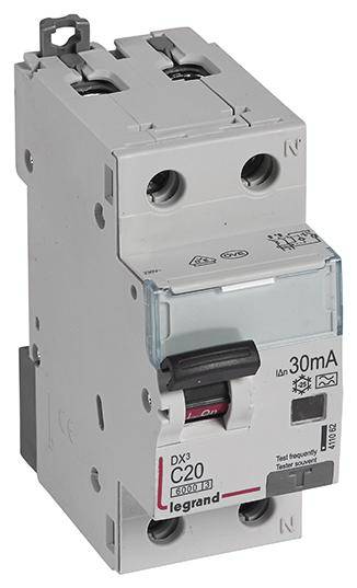 Een grijze Legrand-installatieautomaat C20 met zwarte schakelaar en blauwe klep. Gemarkeerd met '30mA', geschikt voor elektrische installaties.