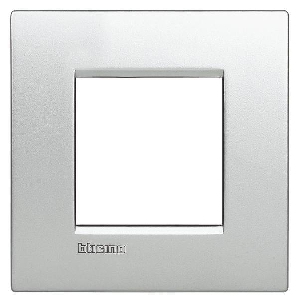 Een vierkadrig, zilverkleurig kunststof frame met de tekst 'bticino' linksonder, vermoedelijk voor een lichtschakelaar.