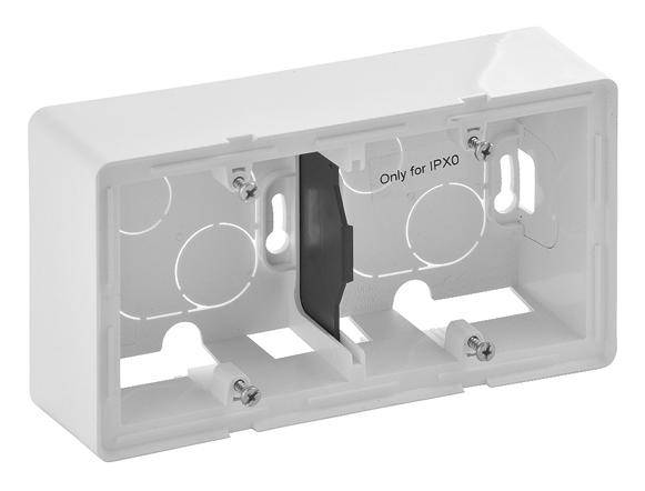 Een wit behuizing, vermoedelijk een elektrische aansluitdoos, met meerdere schroefgaten en een vermelding 'Only for IPX0'.