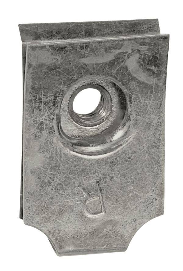 Metalen clip met een centraal gat voor bevestiging. Geborstelde afwerking, rechthoekige vorm. Geen verdere decoratieve elementen.
