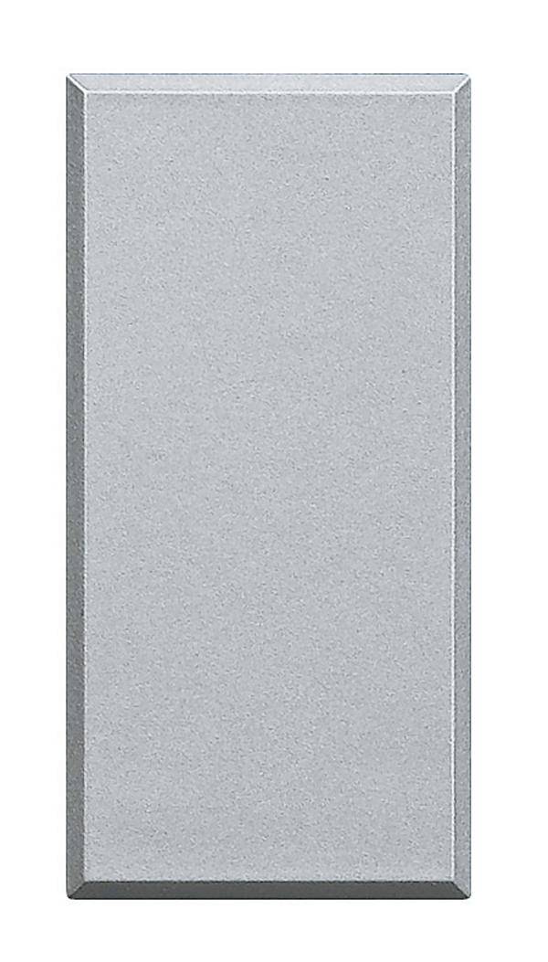 Rechthoekig, zilver metalen element tegen een witte achtergrond. Het heeft scherpe randen en een gladde oppervlakte.