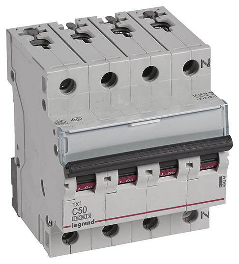 Een grijze, vierpolige vermogensschakelaar van Legrand met opschriften 'C50' en 'TX3', geschikt voor het schakelen van elektrische stroomkringen.