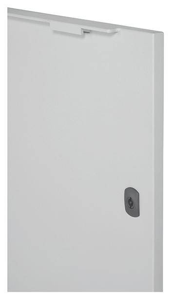 Witte deur met een zwarte, ovale deurklink. De deur staat deels open en vertoont geen verdere details of zichtbare kenmerken.