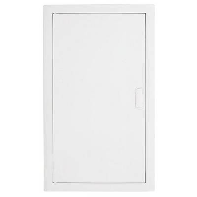 Witte, gesloten deur met een rechthoekige handgreep, geen zichtbare details of opschriften.