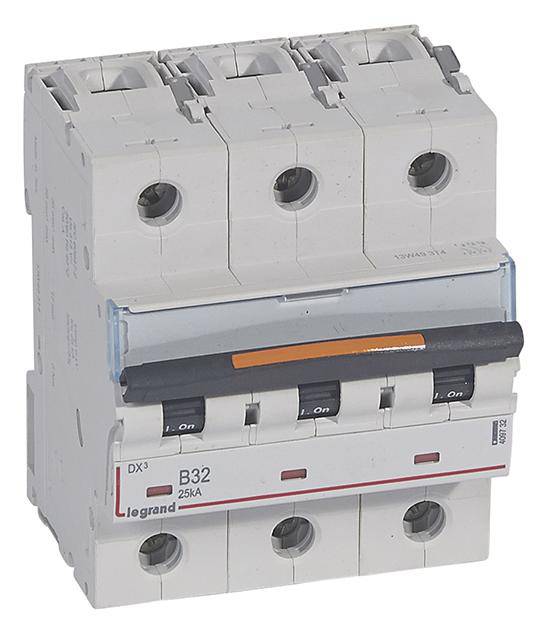 Een driepolige vermogensschakelaar met de opdruk 'B32 25kA' aan de voorzijde. Voornamelijk gebruikt in elektrische schakelsystemen.